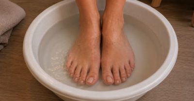 Ngâm chân nước ấm trước khi ngủ mang lại nhiều lợi ích rõ rệt