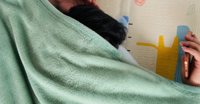 Có nên trùm chăn kín đầu khi ngủ? Tìm hiểu những nguy cơ với sức khỏe và lý do bạn nên thay đổi thói quen này