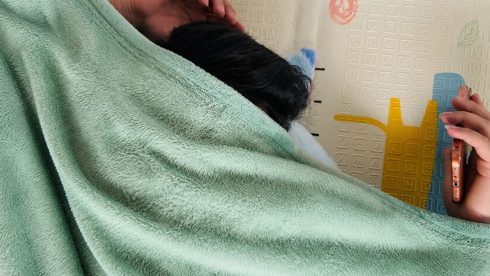 Có nên trùm chăn kín đầu khi ngủ? Tìm hiểu những nguy cơ với sức khỏe và lý do bạn nên thay đổi thói quen này