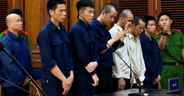 Hứa tìm việc làm, hai kẻ đưa năm người sang Campuchia bán