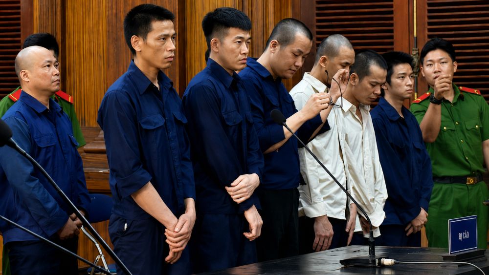 Xét xử vụ lừa tìm việc làm, bán hai thiếu niên sang Campuchia; các bị cáo hầu tòa, hé lộ thủ đoạn phạm tội.