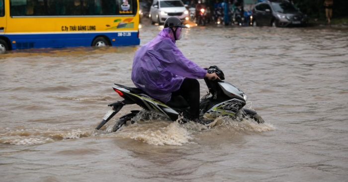 Miền Bắc sắp đón đợt mưa rất lớn kéo dài nhiều ngày từ 18/7. Cập nhật dự báo thời tiết và cảnh báo nguy cơ ngập úng, lũ quét.