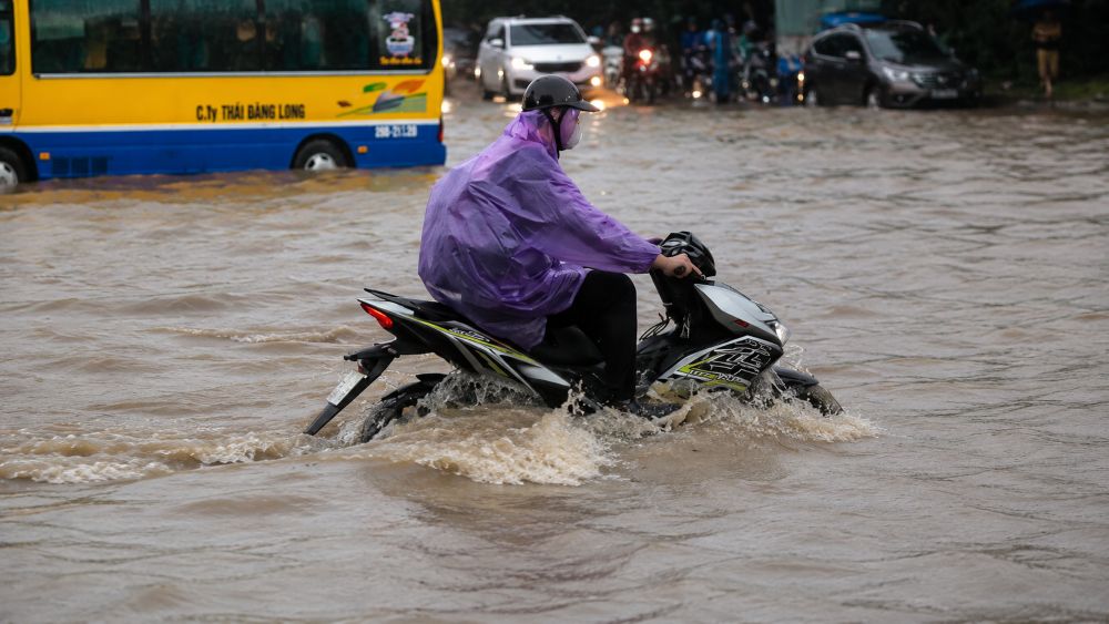 Miền Bắc sắp đón đợt mưa rất lớn kéo dài nhiều ngày từ 18/7. Cập nhật dự báo thời tiết và cảnh báo nguy cơ ngập úng, lũ quét.
