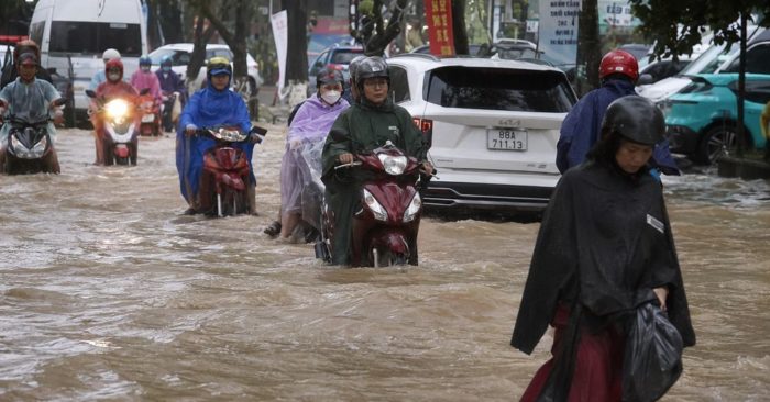 Mưa lớn kéo dài khiến nhiều tuyến đường ở trung tâm Phú Quốc ngập sâu, ảnh hưởng giao thông và sinh hoạt của người dân
