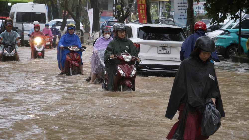 Mưa lớn kéo dài khiến nhiều tuyến đường ở trung tâm Phú Quốc ngập sâu, ảnh hưởng giao thông và sinh hoạt của người dân