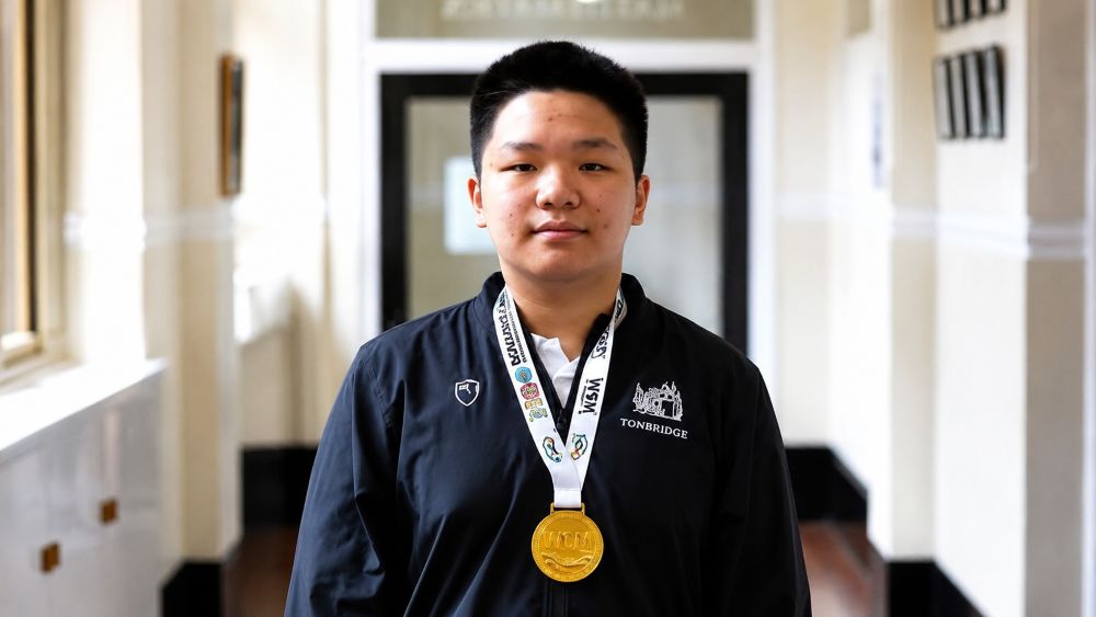 Nam sinh 18 tuổi Alex Chui lập kỷ lục 5 HCV Olympic Toán quốc tế, trở thành huyền thoại mới của IMO. Khám phá hành trình ấn tượng.