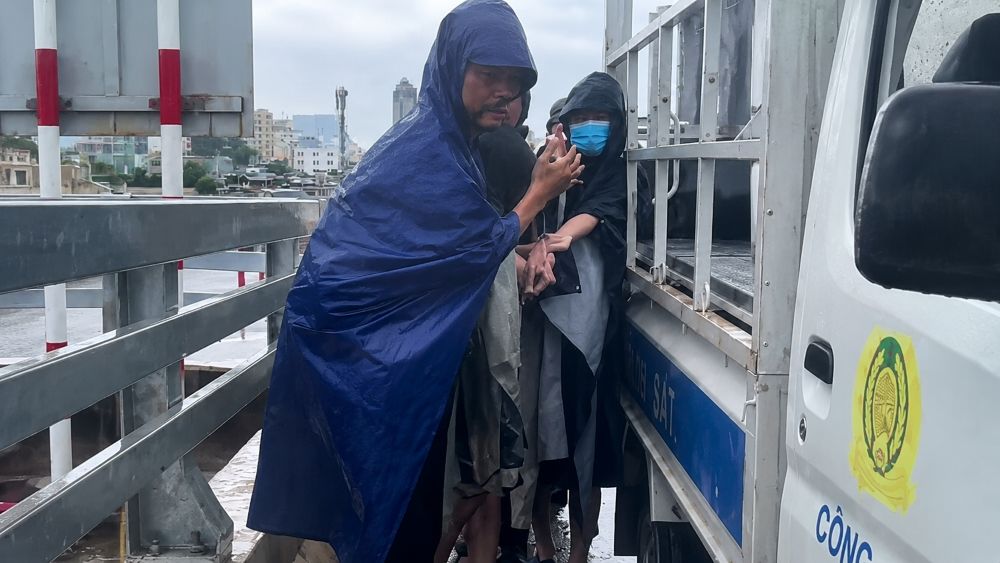 Công an kịp thời ngăn chặn nữ sinh có ý định nhảy cầu Hoàng Văn Thụ, đảm bảo an toàn và đưa em về với gia đình. Đọc chi tiết vụ việc.