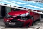 Tài xế nhiều lần lùi xe tông hàng loạt xe máy tại quán karaoke ở Nghệ An