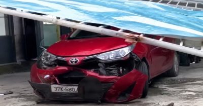 Tài xế nhiều lần lùi xe tông hàng loạt xe máy tại quán karaoke ở Nghệ An