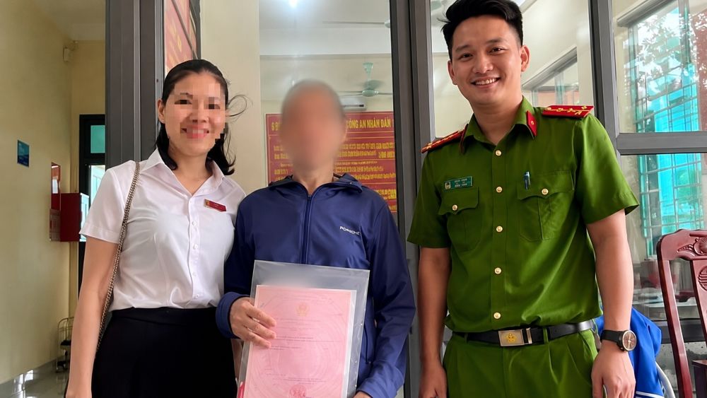 Người phụ nữ 51 tuổi suýt thế chấp sổ đỏ vay 100 triệu đồng để nhận “kiện hàng 800.000 USD”, cảnh báo chiêu lừa đảo tinh vi.