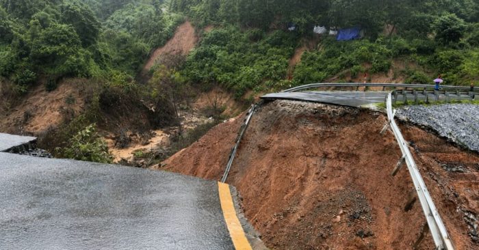 Nhiều tuyến đường đi Tây Bắc bị sạt lở nghiêm trọng sau mưa lũ, giao thông chia cắt. Cập nhật diễn biến và phương án khắc phục mới nhất.