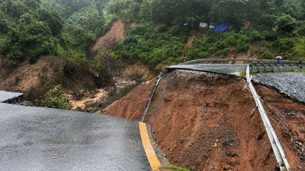 Nhiều tuyến đường đi Tây Bắc bị sạt lở nghiêm trọng sau mưa lũ, giao thông chia cắt. Cập nhật diễn biến và phương án khắc phục mới nhất.
