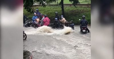 Nước cuốn xe máy ở Đồng Nai giữa lúc thoát nước chưa theo kịp
