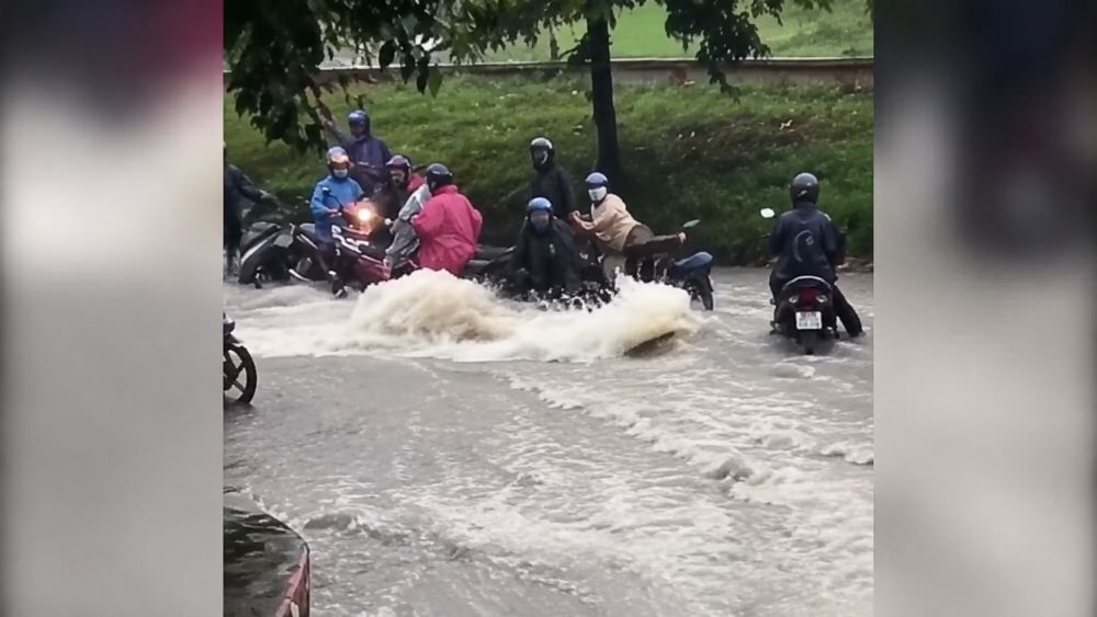 Nước xiết cuốn xe máy vào gầm ôtô trên đường ngập ở Đồng Nai, cảnh báo nguy hiểm khi lưu thông trong mưa lớn. Xem diễn biến vụ việc.