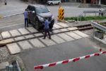 Gác chắn đã hạ, đèn báo đã bật, tài xế Nghệ An vẫn cố vượt qua