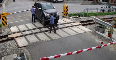 Gác chắn đã hạ, đèn báo đã bật, tài xế Nghệ An vẫn cố vượt qua