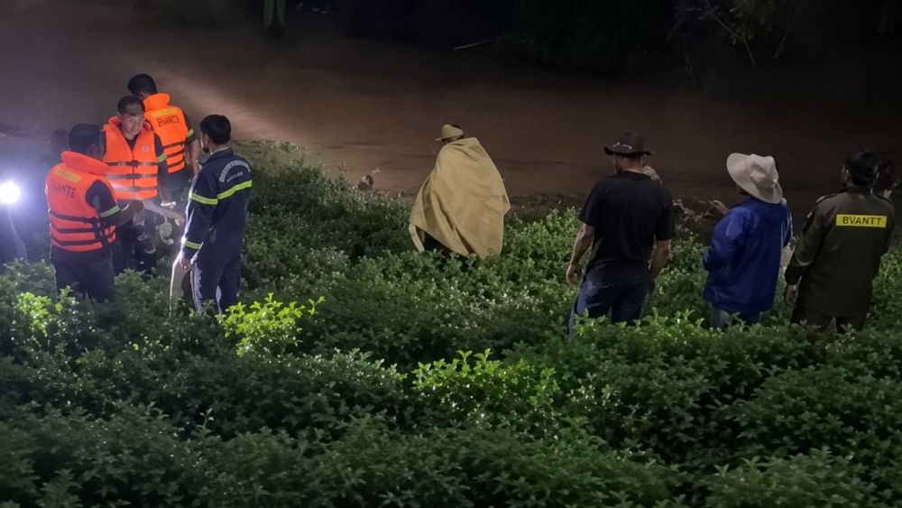 Thái Nguyên xuyên đêm tìm bé 12 tuổi bị lũ cuốn trôi, lực lượng chức năng huy động nhiều người nỗ lực tìm kiếm.