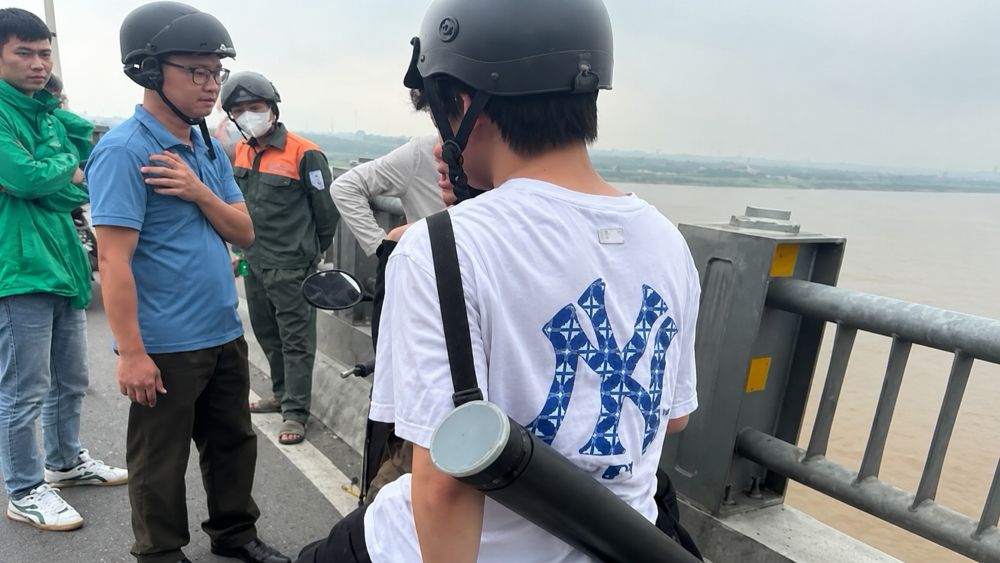 Trung tá công an Hải Phòng kịp thời ngăn người phụ nữ có ý định nhảy cầu Vĩnh Tuy, góp phần bảo đảm an toàn tính mạng.