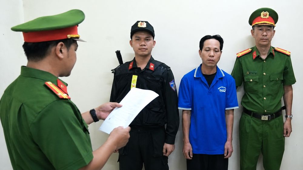 Điều tra vụ thi thể trên sông Sài Gòn: Nghi phạm Thạch Kim Thái bị cáo buộc sát hại vợ rồi mạo danh viết đơn xin nghỉ việc.