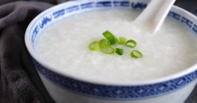 Bữa sáng cháo trắng bánh bao kéo dài gây teo cơ và rối loạn đường huyết ở người cao tuổi