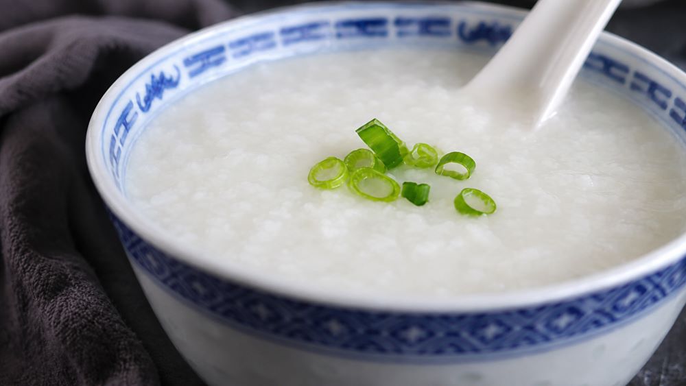 Nhiều người sai lầm khi nghĩ ăn sáng bằng cháo trắng là tốt cho sức khỏe. Xem ngay lời khuyên từ bác sĩ để xây dựng bữa sáng đủ chất và khoa học