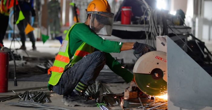 Thiếu lao động tay nghề trong ngành xây dựng ngày càng nghiêm trọng, trong khi nhiều cử nhân vẫn khó tìm việc. Xem nguyên nhân và giải pháp.