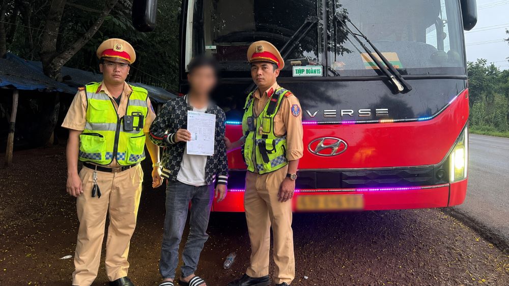 Tài xế xe khách dương tính ma túy bị phát hiện chạy 134 km/h tại Đắk Lắk. Vụ việc gióng lên cảnh báo về an toàn giao thông