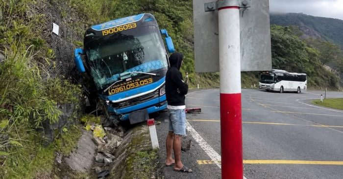 Tai nạn xe khách trên đường Nha Trang - Đà Lạt khiến 5 người bị thương sau khi xe lao vào vách núi trên đèo Khánh Lê. Xem diễn biến vụ việc.