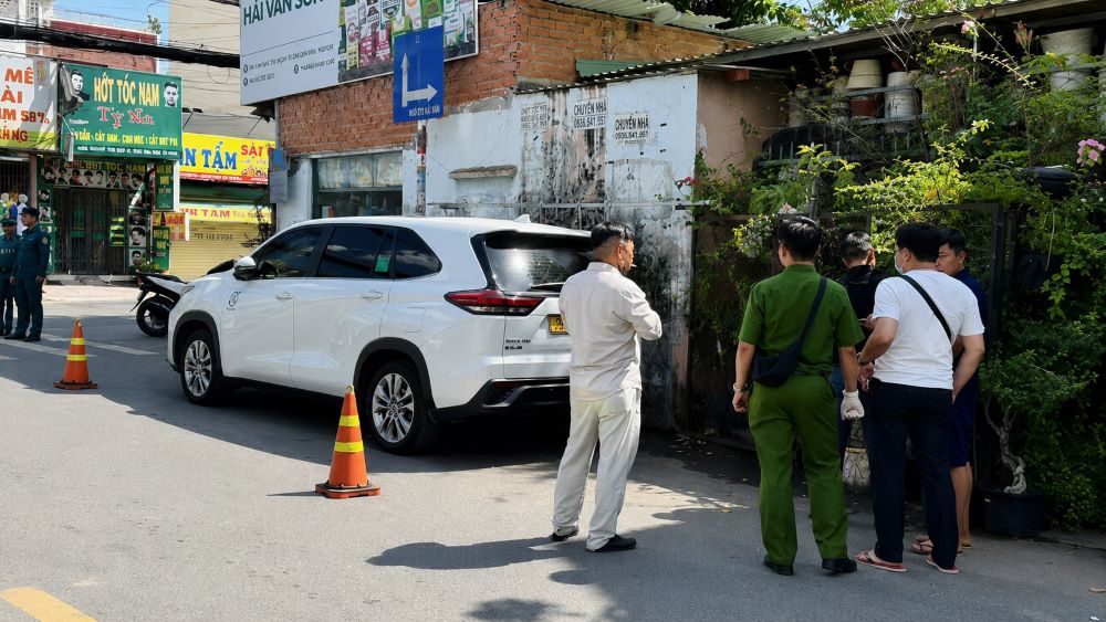 Người đàn ông tử vong trong ô tô khóa kín ở TPHCM, công an phong tỏa hiện trường và điều tra nguyên nhân vụ việc.