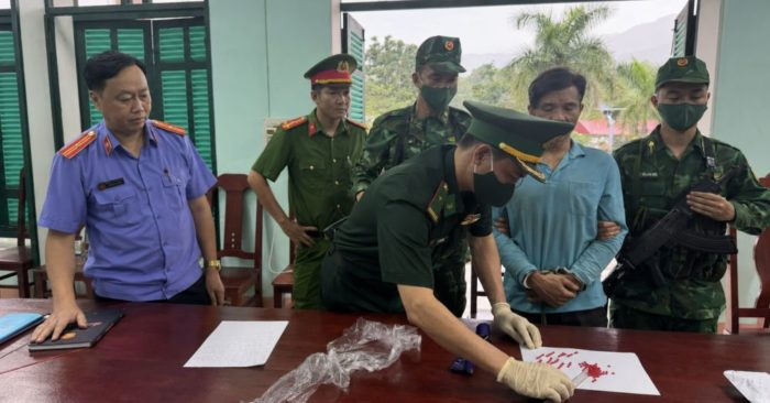 Bắt giữ đối tượng tàng trữ trái phép ma túy tổng hợp, lực lượng chức năng thu giữ tang vật để điều tra, xử lý theo quy định.