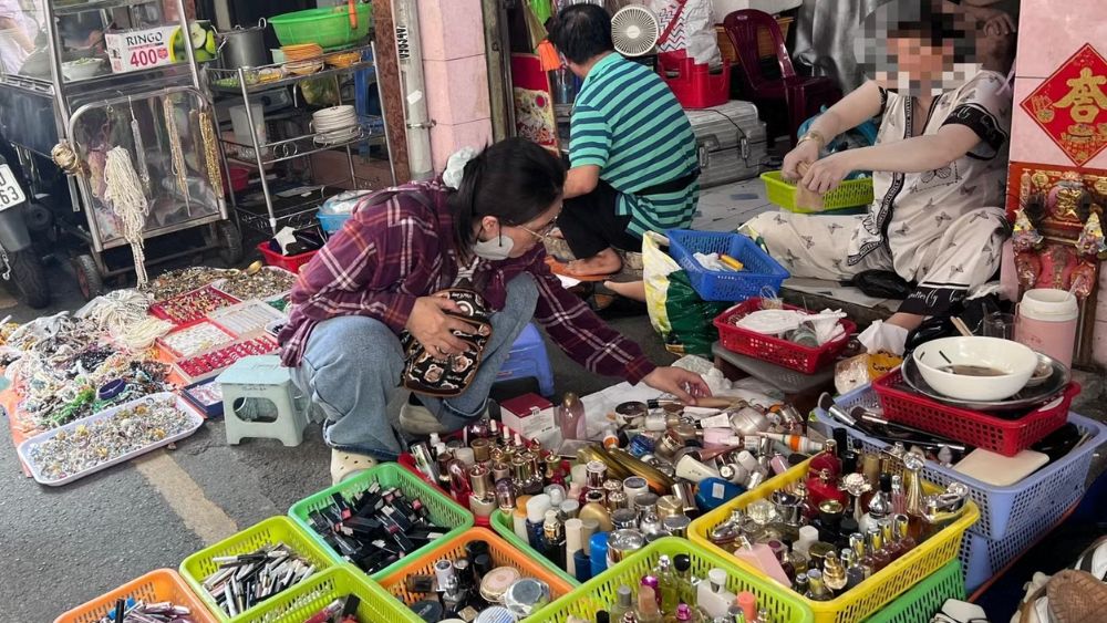 Hàng giả bày bán công khai, lợi nhuận lớn ngăn cản dẹp bỏ