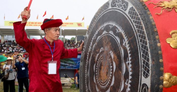 Lộ diện 15 "ông trâu" vào chung kết Lễ hội Chọi trâu Đồ Sơn 2026 sau vòng loại hấp dẫn. Xem diễn biến và danh sách mới nhất. 2. Tiêu đề: Lộ diện 15 "ông trâu" vào chung kết Chọi trâu Đồ Sơn 2026 3. Chú thích (caption): Đại biểu thực hiện nghi thức đánh trống mở màn Lễ hội Chọi trâu Đồ Sơn 2026. (Ảnh minh họa: ĐNM) 4. Mô tả (alt text): Một đại biểu trong trang phục truyền thống thực hiện nghi thức đánh trống khai mạc Lễ hội Chọi trâu Đồ Sơn 2026.
