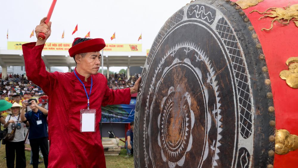 Lộ diện 15 "ông trâu" vào chung kết Lễ hội Chọi trâu Đồ Sơn 2026 sau vòng loại hấp dẫn. Xem diễn biến và danh sách mới nhất. 2. Tiêu đề: Lộ diện 15 "ông trâu" vào chung kết Chọi trâu Đồ Sơn 2026 3. Chú thích (caption): Đại biểu thực hiện nghi thức đánh trống mở màn Lễ hội Chọi trâu Đồ Sơn 2026. (Ảnh minh họa: ĐNM) 4. Mô tả (alt text): Một đại biểu trong trang phục truyền thống thực hiện nghi thức đánh trống khai mạc Lễ hội Chọi trâu Đồ Sơn 2026.