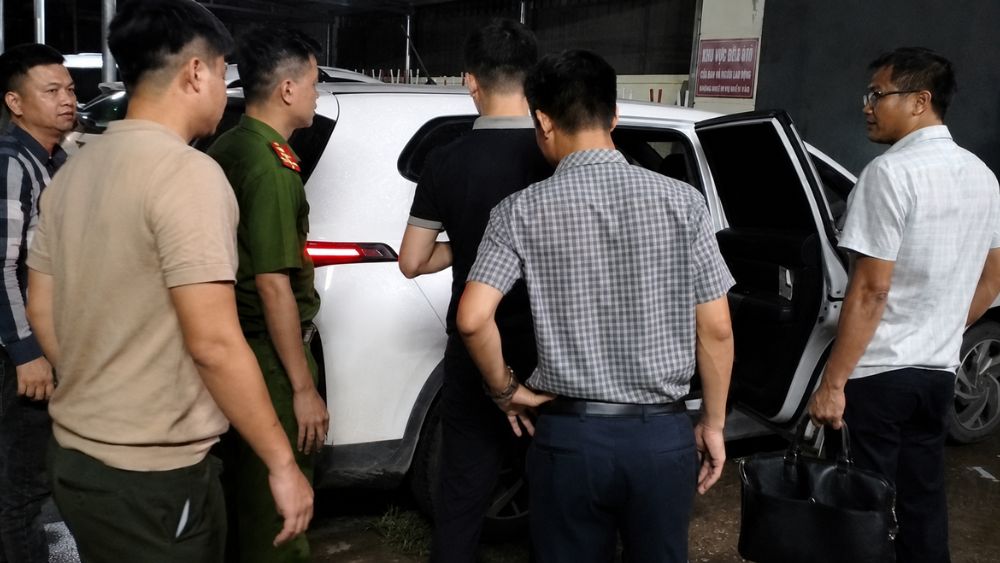 Bắt giữ người liên quan vụ lừa đảo chiếm đoạt tài sản ngay tại sân bay Cát Bi khi vừa hạ cánh, phối hợp giữa Công an Hải Phòng và Hà Tĩnh.