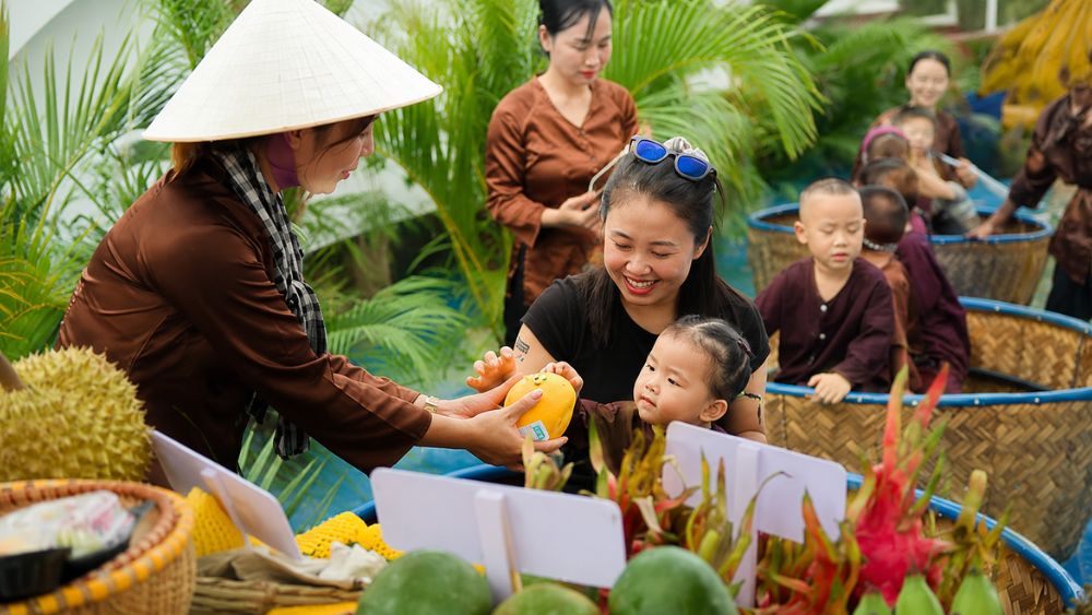 Hàng trăm em nhỏ trải nghiệm miền Tây sông nước tại Hải Phòng với nhiều hoạt động dân gian hấp dẫn, mang đến những kỷ niệm đáng nhớ.