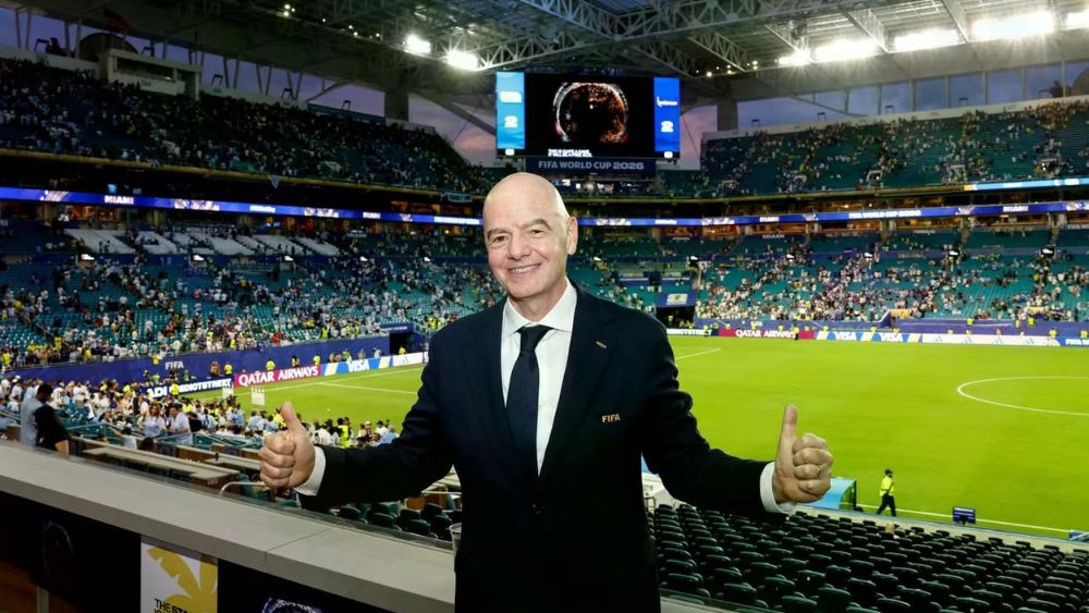 Chủ tịch FIFA Gianni Infantino bị chỉ trích vì sử dụng chuyên cơ riêng di chuyển dày đặc trong mùa World Cup 2026.