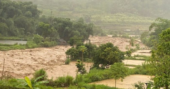 Người đàn ông kể phút dắt vợ và 4 con chạy khỏi căn nhà bị lũ cuốn sập ở Lai Châu sau mưa lớn.