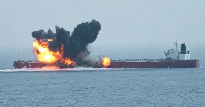 Houthi tấn công 2 tàu dầu Ả Rập Xê Út sau lệnh phong tỏa Biển Đỏ, làm gia tăng căng thẳng và rủi ro hàng hải ở Trung Đông.