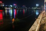 Hai bé trai đuối nước trên rạch Long Xuyên, một em tử vong