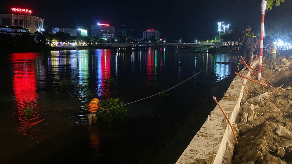 Hai bé trai rủ nhau tắm sông ở An Giang, một em tử vong, một em mất tích. Lực lượng chức năng đang khẩn trương tìm kiếm nạn nhân. 2. Tiêu đề