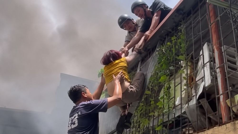 Hà Nội: Người phụ nữ cùng hai cháu bé được hỗ trợ thoát nạn trong vụ cháy nhà cao tầng. Diễn biến vụ việc và thông tin mới nhất.