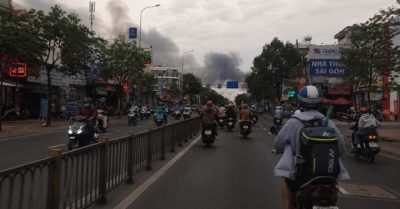 Kho hàng 600 mét vuông cháy lớn, hàng chục chiến sĩ được điều động dập lửa