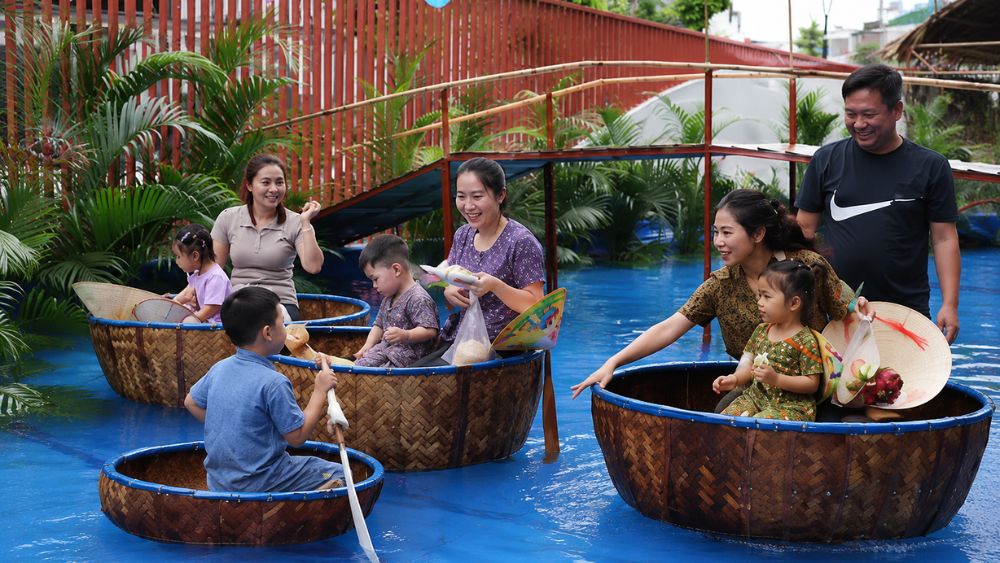 Hàng trăm em nhỏ và phụ huynh trải nghiệm miền Tây sông nước tại Hải Phòng với nhiều hoạt động hấp dẫn, mang đến những khoảnh khắc đáng nhớ.