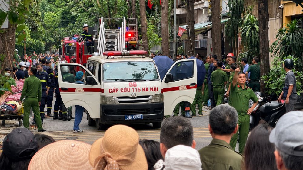 Cháy biệt thự ở Hà Nội khiến nhiều người hoảng loạn, lực lượng cứu hộ khẩn trương giải cứu người mắc kẹt. Xem diễn biến vụ việc.