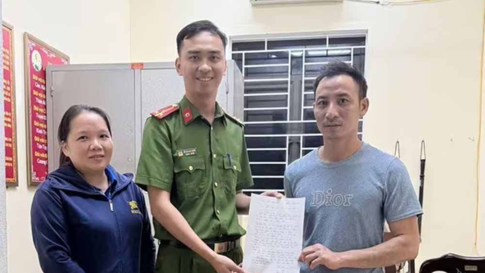 Người phụ nữ mất trí nhớ được công an đưa về nhà an toàn