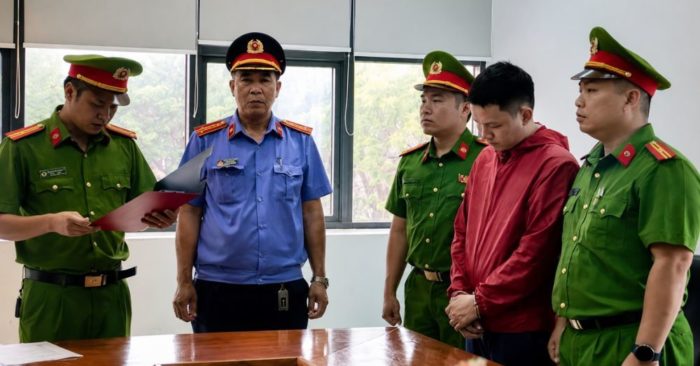 Nhân viên ngân hàng ở Quảng Trị bị bắt do liên quan vụ lừa đảo chiếm đoạt hơn 29 tỷ đồng. Xem diễn biến mới nhất của vụ án.