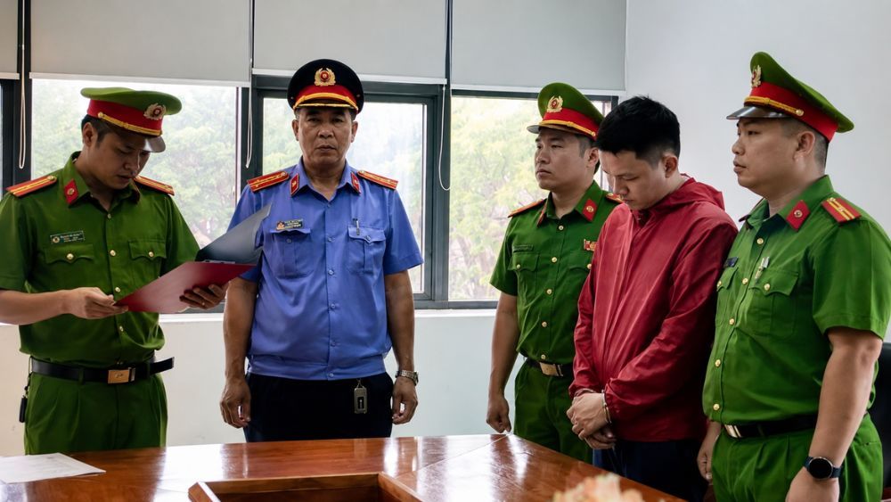 Nhân viên ngân hàng ở Quảng Trị bị bắt do liên quan vụ lừa đảo chiếm đoạt hơn 29 tỷ đồng. Xem diễn biến mới nhất của vụ án.