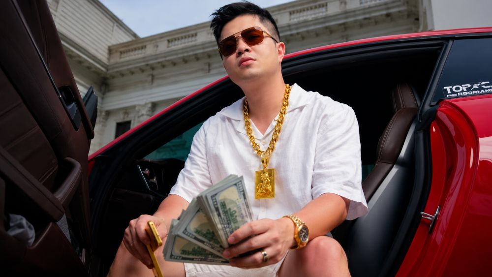 Bố đẻ của Mr Pips bị lừa hơn 2,5 tỷ đồng khi tìm cách chạy án miễn truy tố cho con, theo diễn biến điều tra mới.