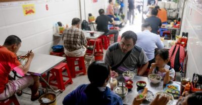 Giá xăng giảm sâu, đĩa cơm và tô phở vẫn đứng nguyên một chỗ