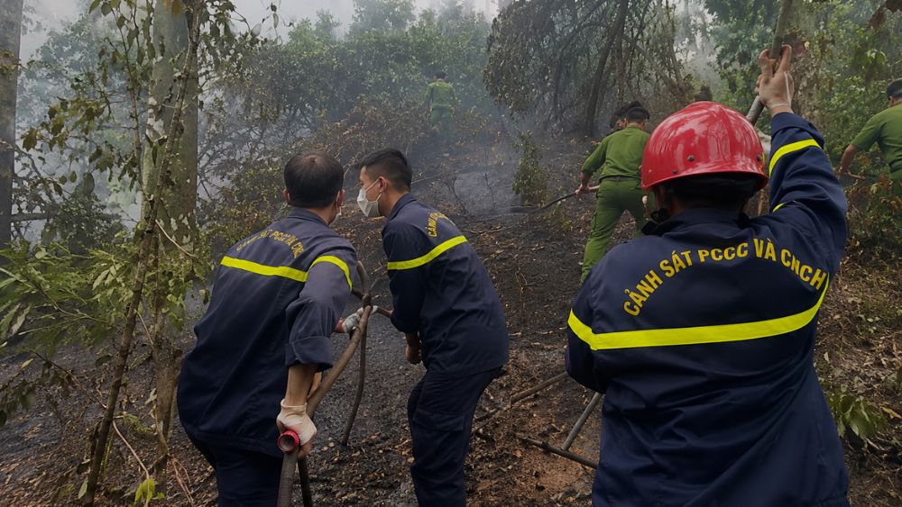 Khống chế đám cháy tại bãi rác lớn nhất Nghệ An, lực lượng chức năng xuyên đêm dập lửa, ngăn cháy lan và xử lý hiện trường.